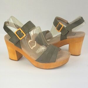 Earth Chestnut Platform Sandals Sage Green Size 8